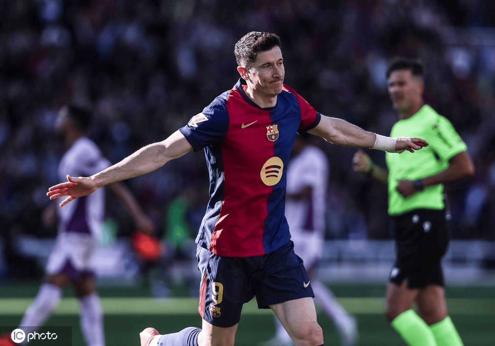 包含莱万多夫斯基遭遇五持续失利，巴塞罗那教练压力巨大！气势如虹延续的词条