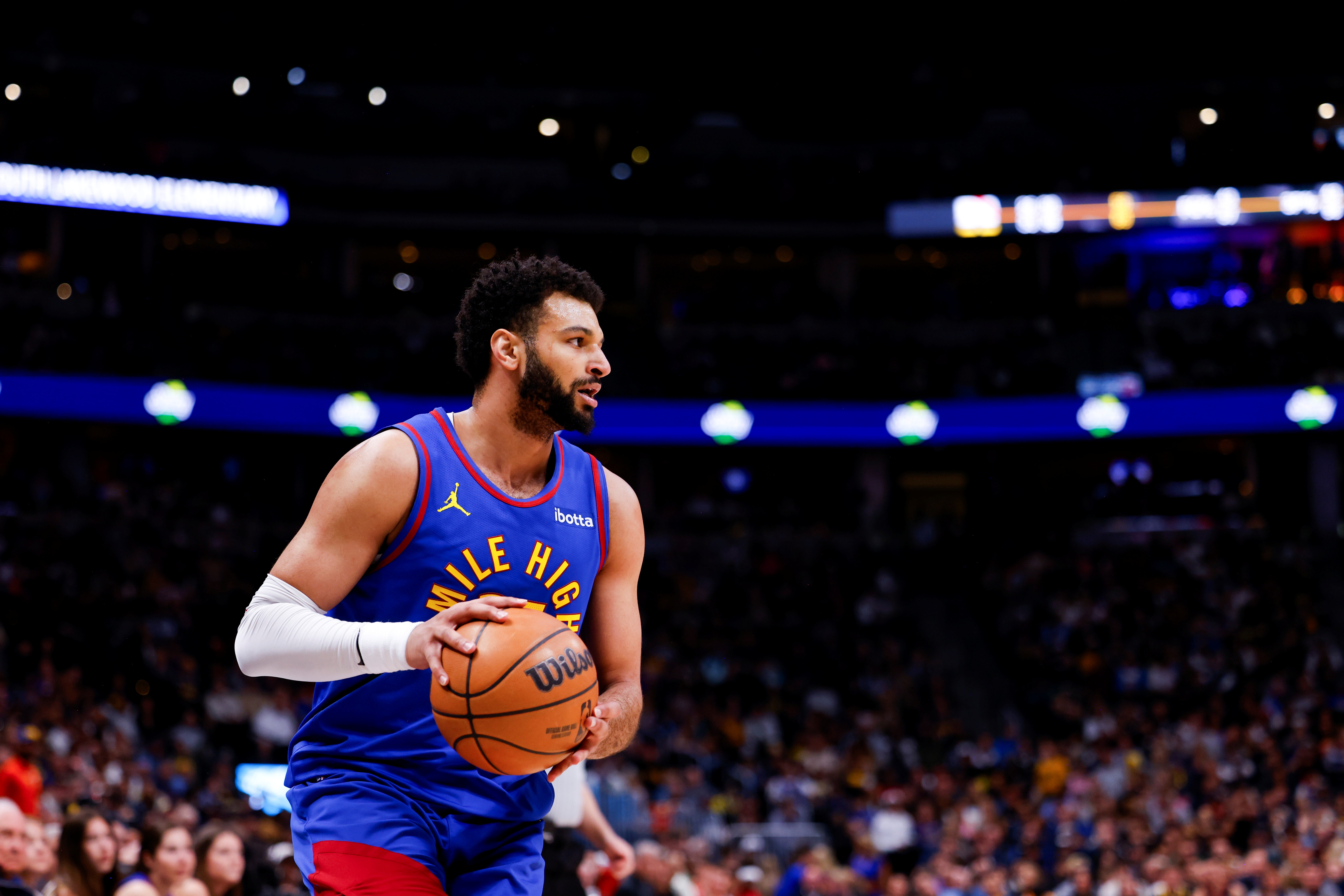 亚博体育官网-梅西与80激战公牛分钟，爆冷胜负难料！，穆雷焦点对战引发球迷热议-亚博体育官网